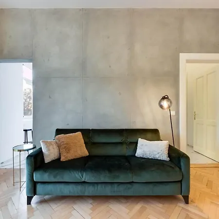 Stylish 2-Bedroom Cufarjeva Apartment With Balcony *