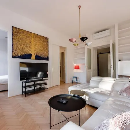 Stylish 2-Bedroom Cufarjeva Apartment With Balcony *