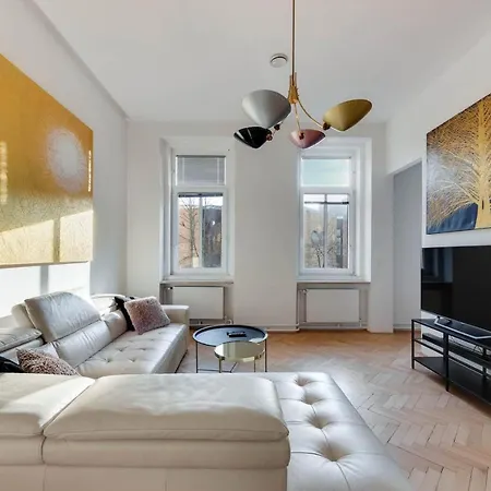 Appartamento Stylish 2-Bedroom Cufarjeva Apartment With Balcony Lubiana