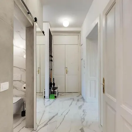 Apartment Stylish 2-Bedroom Cufarjeva Apartment With Balcony *