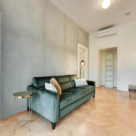 Stylish 2-Bedroom Cufarjeva Apartment With Balcony Ljubljana
