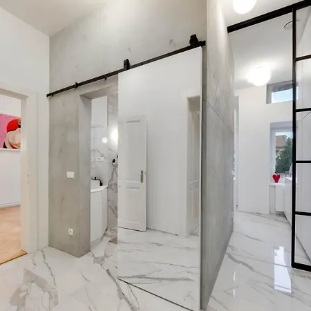 Apartment Stylish 2-Bedroom Cufarjeva Apartment With Balcony