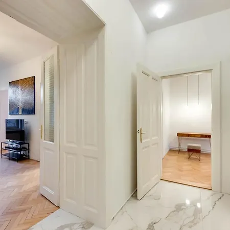 Stylish 2-Bedroom Cufarjeva Apartment With Balcony *