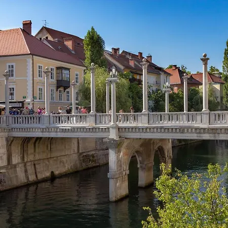 Stylish 2-Bedroom Cufarjeva Apartment With Balcony Apartment *