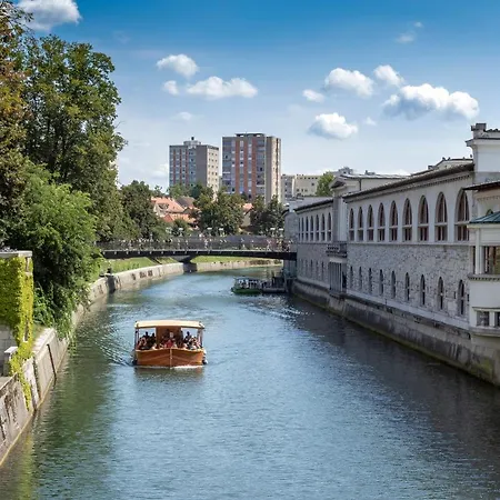 Stylish 2-Bedroom Cufarjeva Apartment With Balcony Ljubljana